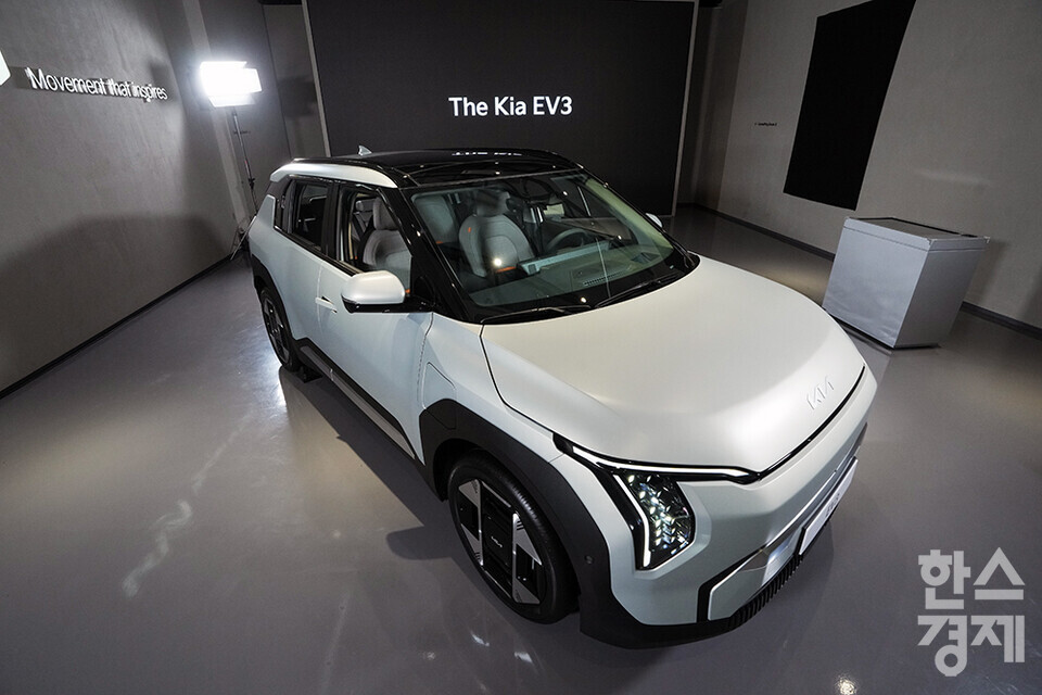 지난 22일 오전 서울 성동구 기아 EV 언플러그드 그라운드에서  'The Kia EV3 포토미디어데이' 행사가 열렸다.  EV3에 적용된 외장 색상은 어벤쳐린 그린, 셰일 그레이, 프로스트 블루 등 신규 색상 3종을 포함해 총 7가지를 선택할 수 있다. /최대성 기자 dpdaesung@sporbiz.co.kr 2024.05.22