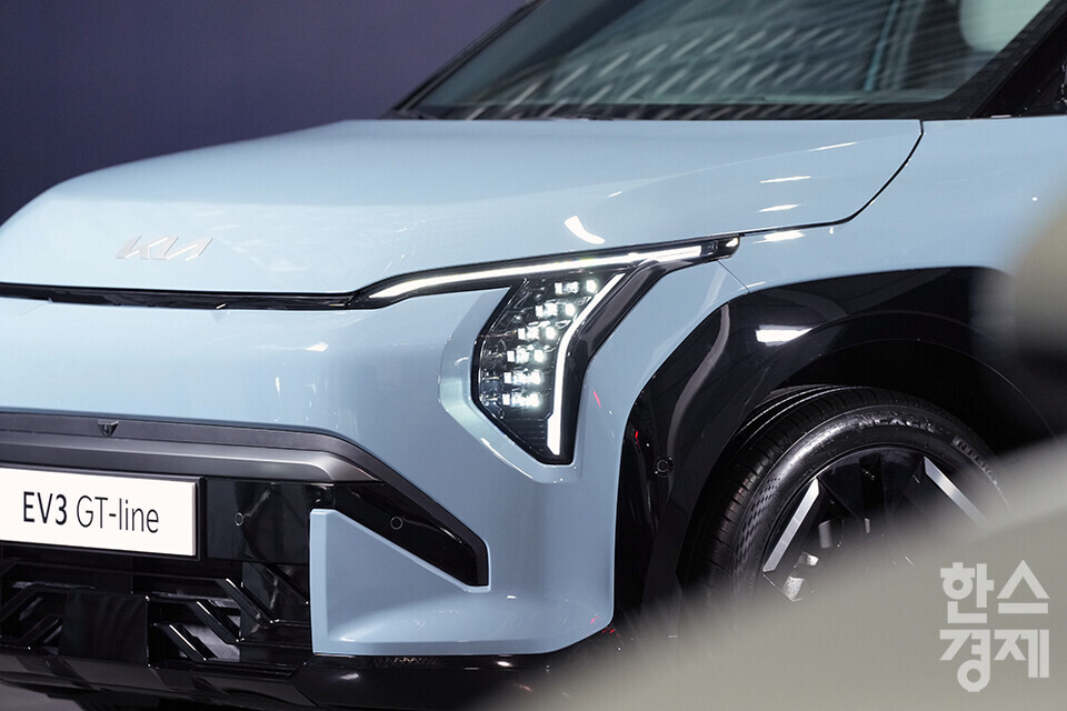 지난 22일 오전 서울 성동구 기아 EV 언플러그드 그라운드에서  'The Kia EV3 포토미디어데이' 행사가 열렸다.  EV3 헤드램프는 대담한 인상의 ‘타이거 페이스(Tiger Face)’를 형상화했으며 ‘다이내믹 웰컴 라이트’ 기능을 적용해 고급감을 더했다. /최대성 기자 dpdaesung@sporbiz.co.kr 2024.05.22