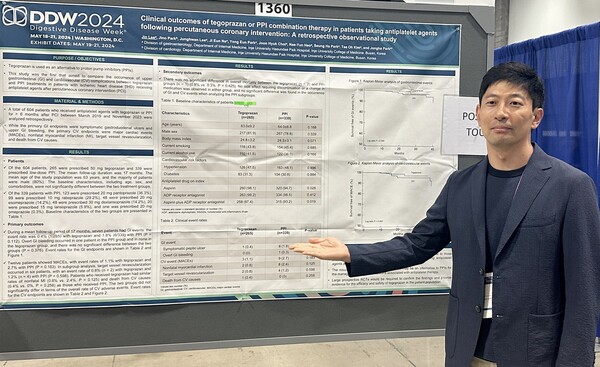 DDW 2024에서 이진 해운대백병원 소화기내과 교수가 케이캡 관련 포스터 발표를 하고 있는 모습. /HK이노엔 제공