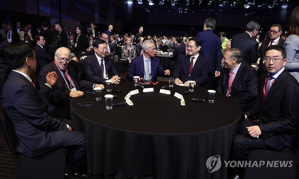 아시안리더십콘퍼런스 개회식 참석한 재계 인사들 -  22일 서울 중구 신라호텔에서 열린 '2024 아시안리더십콘퍼런스 개회식'에서 재계 인사 등 참석자들이 자리하고 있다.왼쪽부터 최상목 경제부총리 겸 기획재정부 장관, 댄 글릭먼 전 미국 민주당 하원의원, 신동빈 롯데 회장, 람 이매뉴얼 주일미국대사, 이재용 삼성 회장, 마이크 폼페이오 전 미국 국무부 장관, 구광모 LG 회장. /연합뉴스