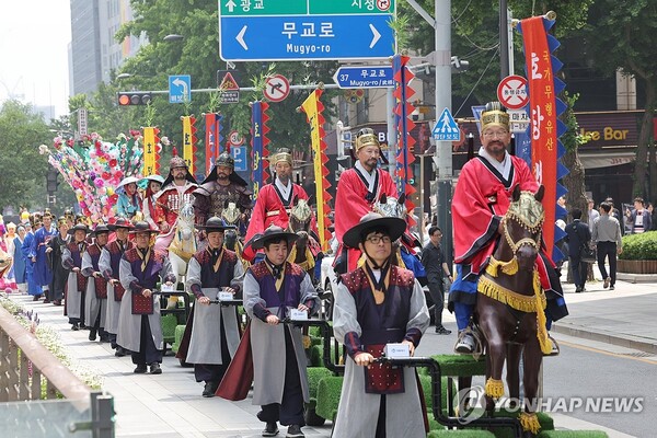 단오 앞두고 호장행렬 - 22일 서울 중구 청계광장에서 전국단오제연합 주최로 열린 '단오, 단 하나가 되다' 행사에서 호장행렬 공연이 진행되고 있다. /연합뉴스