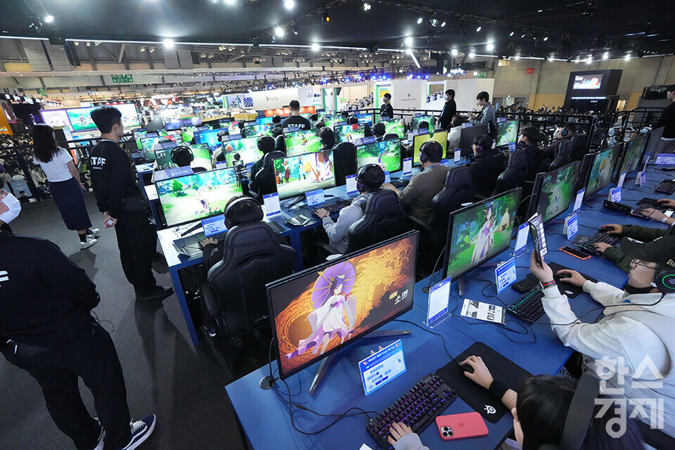 16일 오전 부산 해운대구 벡스코에서 '지스타 2023' 개막했다. 많은 관람객들이 NC소프트 부스서 게임을 체험하고 있다. 총 3250부스가 마련돼 역대 최대 규모로 나흘간 개최되는 이번 행사는 엔씨소프트를 비롯한 주요 게임사들이 신규IP(지식재산권)를 관람객들에게 선보인다. /부산=최대성 기자 dpdaesung@sporbiz.co.kr 2023.11.16.