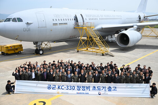  대한항공 항공우주사업본부는 22일 오전 부산 강서구 대한항공 테크센터에서 KC-330 창정비 초도기 출고식을 열었다. 출고식에 참석한 관계자들이 기념사진을 촬영하는 모습 / 대한항공 제공