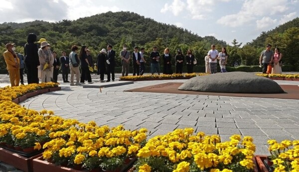 지난해 5월23일 오후 경남 김해시 진영읍 봉하마을에서 열린 노무현 전 대통령 서거 14주기 추도식에서 묘역을 찾은 시민들이 추모하고 있다. /연합뉴스
