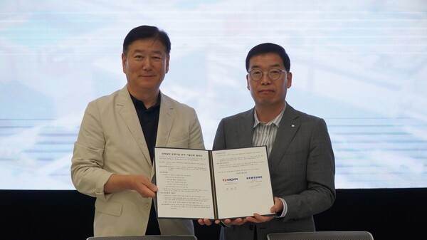 한국전력과 삼성전자가 삼성전자 평택캠퍼스에서 '전력설비 운영 분야 기술교류 양해각서(MOU)'를 체결했다. (오른쪽) 한병준 한국전력공사 송변전운영처장, (왼쪽) 김재열 삼성전자 DS부문 전기기술팀 부사장 / 한국전력 제공