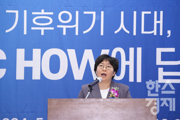 윤순진 서울대 환경대학원장이 24일 오전 서울 여의도 FKI타워 다이아몬드홀에서 열린 '2024 1.5°C HOW 포럼 & ESG 코리아 어워즈' 개회식서 축사를 하고 있다. /최대성 기자 dpdaesung@sporbiz.co.kr 2024.05.24.