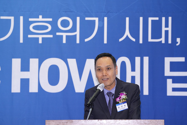 송진현 한스경제 대표 발행인이 24일 한스경제와 ESG행복경제연구소가 서울 여의도 FKI타워(구 전경련회관) 3층 다이아몬드홀에서 개최한 ''2024 1.5℃ HOW 포럼 & ESG 코리아 어워즈'에서 환영사를 하고 있다. / 최대성 기자 dpdaesung@sporbiz.co.kr