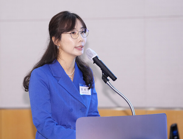 24일 오전 서울 여의도 FKI타워에서 열린  ‘2024 1.5°C HOW 포럼 & ESG 코리아 어워즈’에서 양민경 신한금융그룹 ESG기획팀 부부장이 신한금융그룹의 