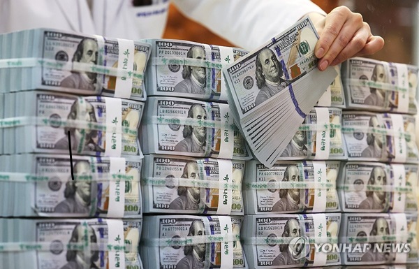 한국은행이 24일 발표한 '2024년 4월중 거주자외화예금 동향'에 따르면 4월말 현재 외국환은행의 거주자외화예금(예금잔액 913억 5000만달러)은 달러화 예금을 중심으로 전월말 대비 36억 6000만달러 감소했다. /연합뉴스