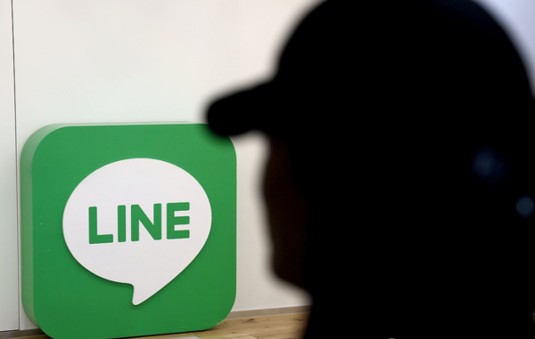 일본 정부의 행정지도로 촉발된 '라인야후 사태'에 대한 사회적 우려가 커지는 가운데 14일 경기도 성남에 위치한 라인야후 계열 한국법인 라인플러스 본사에서 직원이 걸어가고 있다./ 연합뉴스 제공