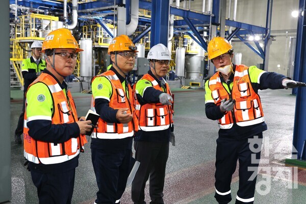 포스코그룹 장인화 회장(오른쪽 두번째)이 지난 21일 세종에 위치한 포스코퓨처엠 천연흑연 음극재 공장을 둘러보고 있다. / 포스코 