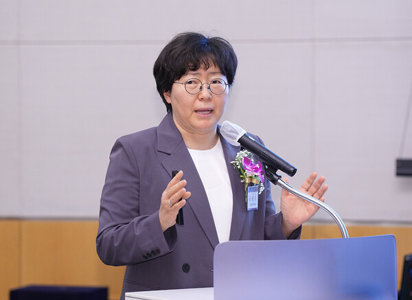 윤순진 서울대학교 환경대학원 원장은 24일 서울 여의도 FKI타워에서 열린 ‘2024 1.5°C HOW 포럼 & ESG 코리아 어워즈’ 강연에서 “기후위기를 해결하기 위한 정부와 기업의 행동에 더 큰 변화를 주기 위해서는 개인이 의식을 바꾸고 기후시민으로 거듭나는 것이 절실하다”고 강조했다. / 최대성 기자