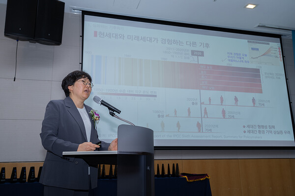 윤 원장은 개개인이 기후시민으로 거듭나는 구체적인 방안으로 유엔환경계획이 제안한 10가지 기후행동을 소개했다. / 최대성 기자