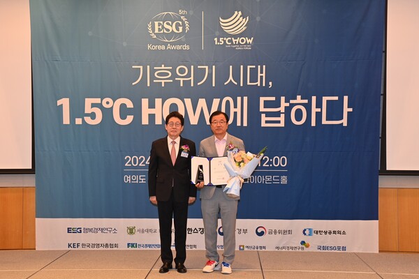 하남시(시장 이현재)가 지난 24일 서울 여의도 FKI타워(구 전경련회관) 3층 다이아몬드 홀에서 열린 ‘ESG 코리아 어워즈’에서 경기권역 지방자치단체 부문 대상을 수상했다./ 하남시 제공