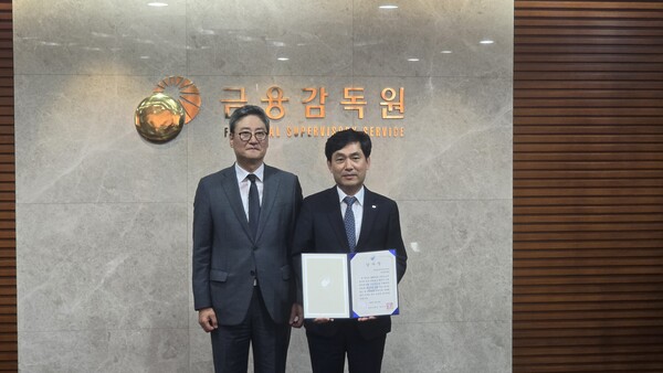 24일 KAI 재무그룹 이창수 상무(오른쪽)가 XBRL 재무 공시 우수법인 감사장을 수여받은 뒤 금융감독원 김정태 부원장보(왼쪽)와 기념사진을 찍고 있다. /KAI 제공