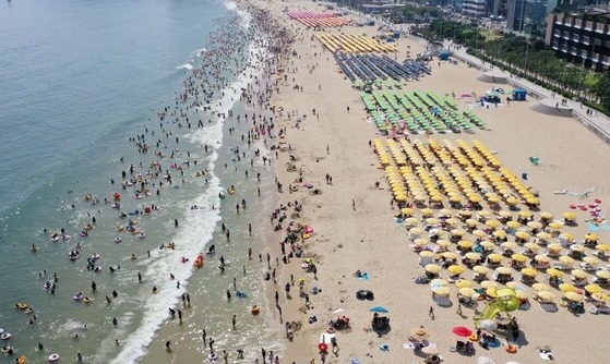 피서객들로 북적이는 해수욕장 /연합뉴스