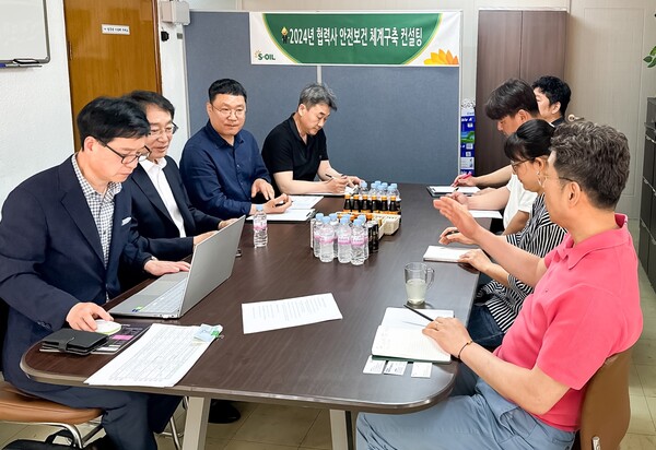 에쓰오일이 중대재해처벌법의 적용 대상 소규모 협력사를 대상으로 안전보건체계 구축 의무 이행을 위한 컨설팅을 지원하고 있다. / 에쓰오일