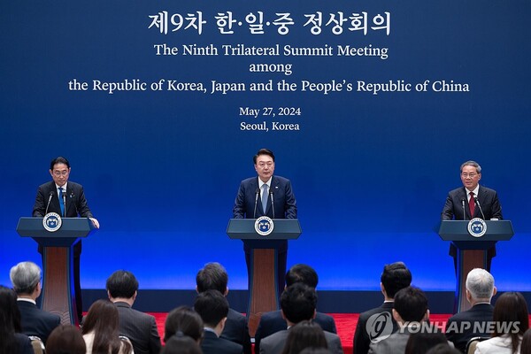 윤석열 대통령, 제9차 한일중 정상회의 공동기자회견 발언 - 윤석열 대통령이 27일 청와대 영빈관에서 열린 제9차 한일중 정상회의 공동기자회견에서 발언하고 있다. 왼쪽부터 기시다 후미오 일본 총리, 윤 대통령, 리창 중국 국무원 총리. /연합뉴스