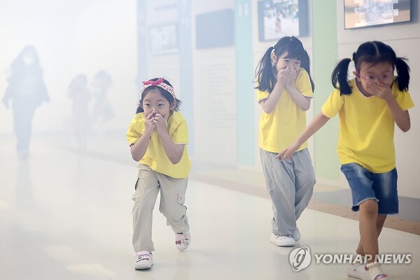‘실제 상황이 아닙니다’ - 27일 오전 서울 중구 흥인초등학교에서 열린 2024학년도 합동소방 훈련에서 학생들이 대피를 하고 있다. /연합뉴스