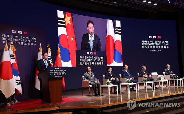 한일중 비즈니스 서밋 보고하는 최태원 회장 - 최태원 대한상공회의소 회장이 27일 서울 중구 대한상공회의소에서 열린 제8차 한일중 비즈니스 서밋에서 3국 경제단체의 논의 내용을 보고를 하고 있다. /연합뉴스