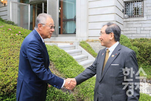 류진 한국경제인협회 회장이 27일 북아현동 풍산 역사관을 방문한 도쿠라 마사카즈 경단련 회장과 악수하고 있다.  / 한경협