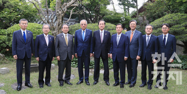 (왼쪽부터) 하라 이치로 경단련 상무, 구보타 마사카즈 경단련 부회장, 도쿠라 마사카즈 경단련 회장, 류진 한경협 회장, 사토 야스히로 미즈호파이낸셜그룹 특별고문(경단련 부회장), 김윤 삼양홀딩스 회장(한경협 부회장), 김창범 한경협 부회장, 정철 한경연 원장, 김봉만 한경협 상무가 기념촬영을 하고 있다. / 한경협