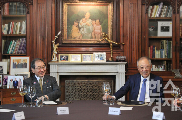 류진 한국경제인협회 회장이 27일 북아현동 풍산 역사관에서 도쿠라 마사카즈 경단련 회장과 환담을 나누고 있다. / 한경협