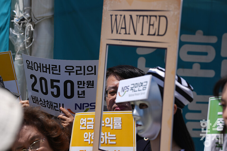 60+기후행동, 기후솔루션, 빅웨이브 등 국내 기후환경단체들이 28일 오전 서울 여의도 국회 앞에서 국민연금 탈석탄 선언 3주년 기자회견을 열고 있다. 참가자들이 탈석탄 무대응 관련 피켓을 들고 있다. /최대성 기자 dpdaesung@sporbiz.co.kr 2024.05.28.