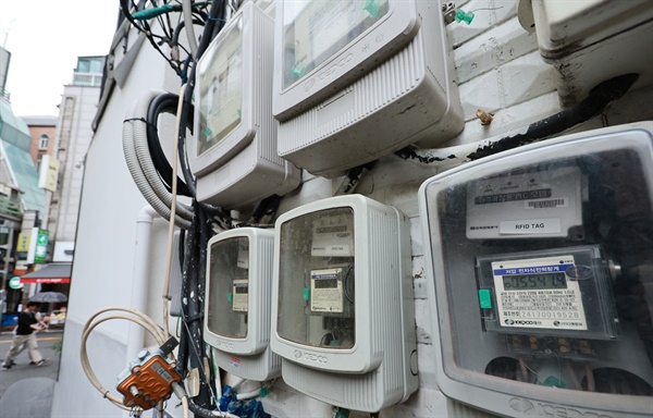 서울 종로구의 한 주상복합상가 외벽의 전력량계. / 연합뉴스. 