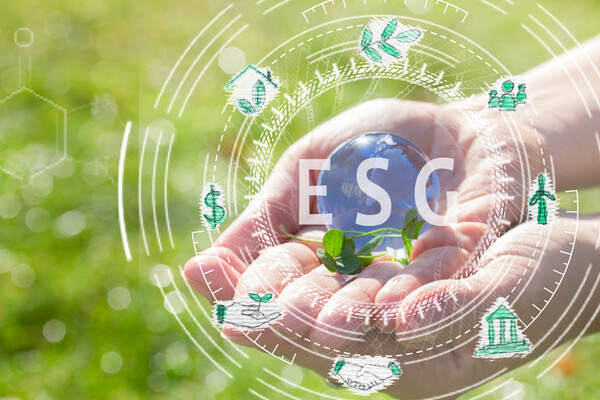 전문가들은 일부 기업이 지속가능경영보고서 작성을 외부 컨설턴트에게 맡기면서 보고서에 부정적인 내용은 빠질 수 있다고 우려했다. / 이미지투데이