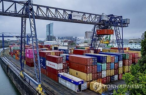 악재로 작용할 수 있는 위험요소로 지정학적 리스크 확산, 공급 충격 재발, 고금리 장기화 속 국가 간 통화정책 차별화 등이 꼽힌다.  / 연합뉴스