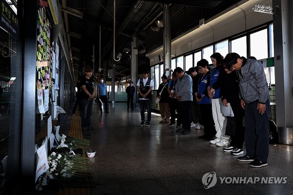 '구의역 김군' 8주기 - 민주노총 공공운수노조 조합원들이 28일 오전 서울지하철 2호선 구의역 9-4 승강장에서 스크린도어를 고치다 숨진 김군 8주기를 맞아 안전한 공공교통을 요구하며 헌화 및 묵념하고 있다. /연합뉴스