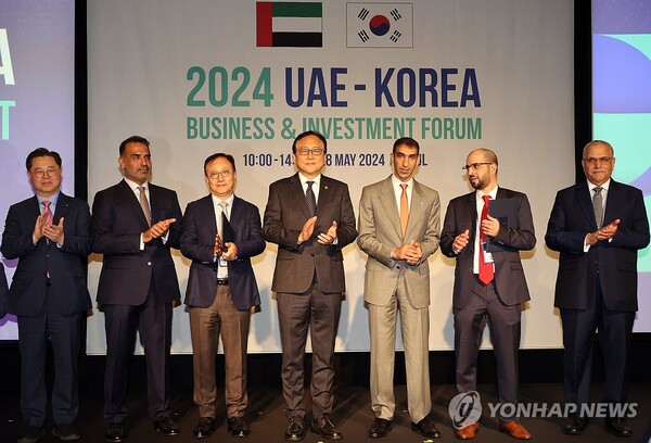 한-UAE 비즈니스 포럼 - 정인교 산업부 통상교섭본부장(가운데)이 28일 포시즌스 호텔 서울에서 열린 한-UAE 비즈니스 투자 포럼에서 타니 빈 아흐메드 알 제유디 UAE 대외무역부 특임장관(오른쪽 세번째) 등과 기념촬영을 하고 있다. /연합뉴스