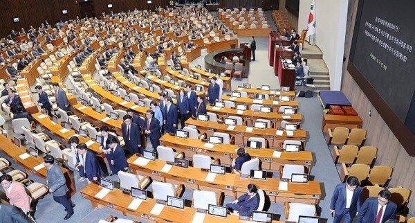 2일 서울 여의도 국회에서 열린 본회의에서 '해병대 채상병 사망사건 수사외압 의혹 특별검사법'이 추가 상정되자 국민의힘 의원들이 퇴장하고 있다. /연합뉴스