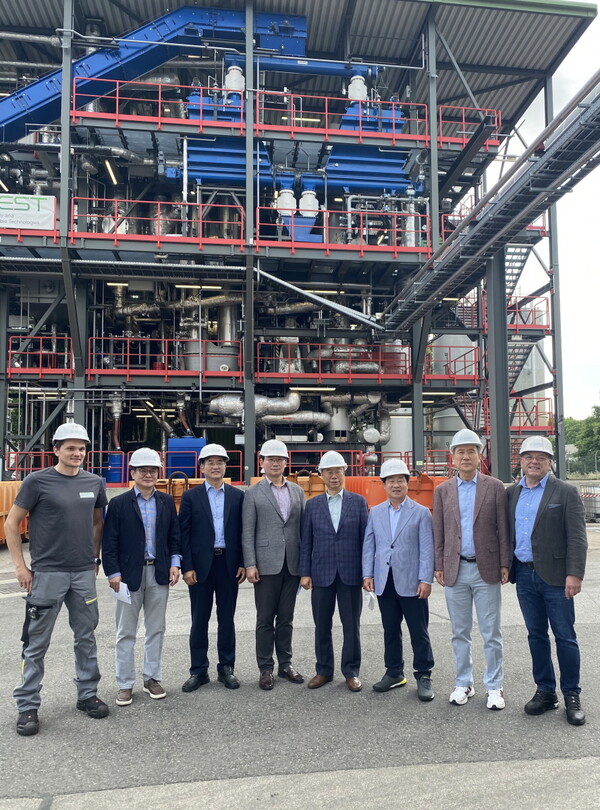 빈 에네기 발전소를 방문한 이동환 고양특례시장(왼쪽 세번째). / 고양시 제공 