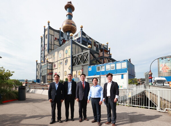 슈피텔라우 소각장을 방문한 이동환 고양특례시장(왼쪽). / 고양시 제공 