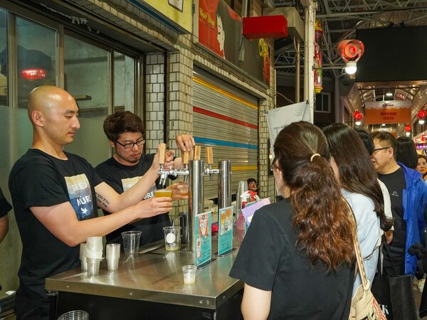 올해도 어김없이 전국에서 유명세를 탄 24개 브루어리에서 생산한 200여 종의 수제맥주가 오산 오색시장을 찾았다./ 오산시 제공