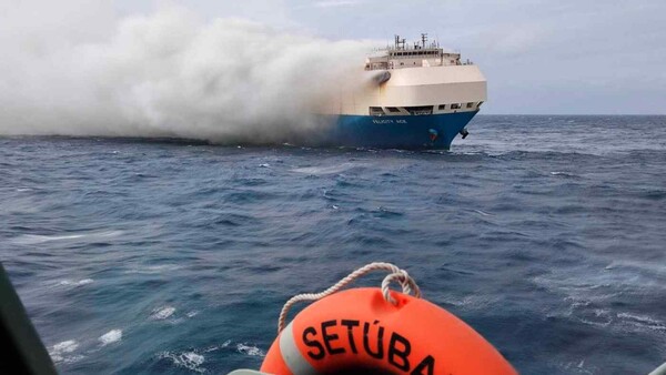 지난 2022년 고급 승용차 약 4000대 차량을 실은 ‘펠리시티 에이스(Felicity Ace)’호가 화재로 불타고 있다 / AP통신 제공