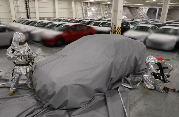 현대글로비스 광양항 국제터미널에 접안 중인 자동차운반선 글로비스 세이프티(Glovis Safety)호에서 선원들이 훈련용 차량에 질식소화덮개를 씌우고 물 분무창으로 화재를 진압하는 모의 훈련을 하고 있다. / 현대글로비스