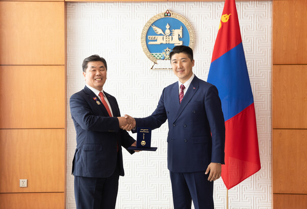 박요한 대한항공 중국지역본부장이 대한항공 임직원을 대표해 오드바야르(E.Odbayar) 몽골 대통령실 외교정책담당 고문으로부터 메달을 수여받은 후 기념사진을 촬영하는 모습 / 대한항공 제공