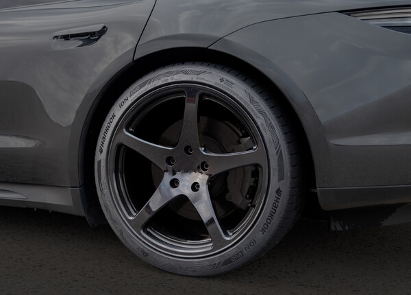 한국타이어, 포르쉐 타이칸에 ISCC PLUS 인증 최초 각인한 전기차 전용 타이어 공급. /한국타이어 제공