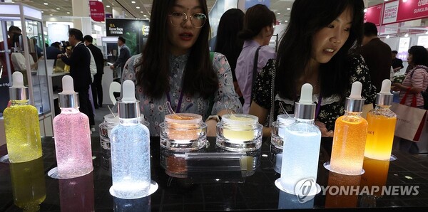 K뷰티 인기 - 29일 코엑스에서 열린 서울국제화장품미용,건강산업 박람회에서 외국인들이 전시 상품을 보고 있다. /연합뉴스