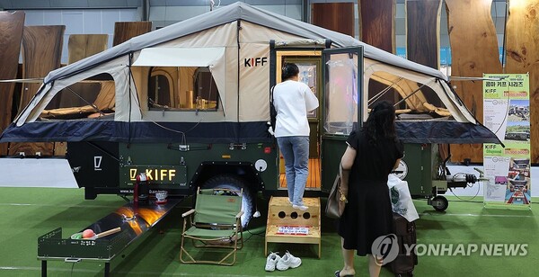 캠핑계절 -  29일 코엑스에서 열린 대한민국 조경, 정원 박람회에서 한 업체가 캠핑 용품을 전시하고 있다. /연합뉴스