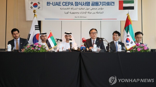 한-UAE 포괄적경제동반자협정 정식 서명 공동 기자회견 - 정인교 산업부 통상교섭본부장과 타니 빈 아흐메드 알 제유디 UAE 경제부 대외무역특임장관이 29일 오후 서울 종로구 포시즌스호텔에서 한-UAE 포괄적경제동반자협정(CEPA) 정식 서명 공동 기자회견을 하고 있다. /연합뉴스