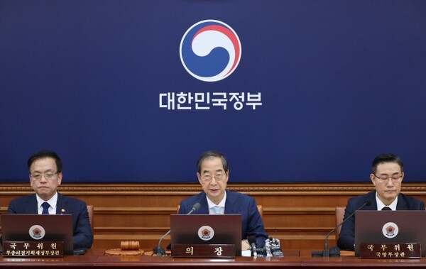 한덕수(가운데) 국무총리가 29일 정부서울청사에서 열린 임시 국무회의에서 발언하고 있다. /연합뉴스