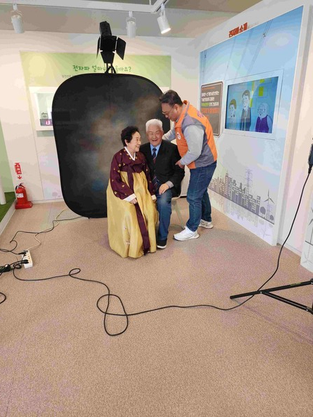 한전이 장수사진 및 가족사진을 무료로 전달하는 '찾아가는 청춘사진관'을 진행하고 있다. / 한국전력 제공. 