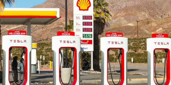 미국 캘리포니아주 예르모에 설치된 테슬라의 슈퍼차저 충전 설비의 모습 / 연합뉴스