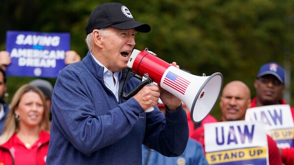“포기하지 말고 버티십시오. 여러분은 임금 인상 혜택을 받을 자격이 있습니다!” 조 바이든 미국 대통령이 미시간주 웨인 카운티 벨빌 GM 물류 센터 부근의 전미자동차노조(UAW) 파업 시위 현장을 방문해 노조 파업을 지지했다. (2023.09.26) /AP 연합뉴스