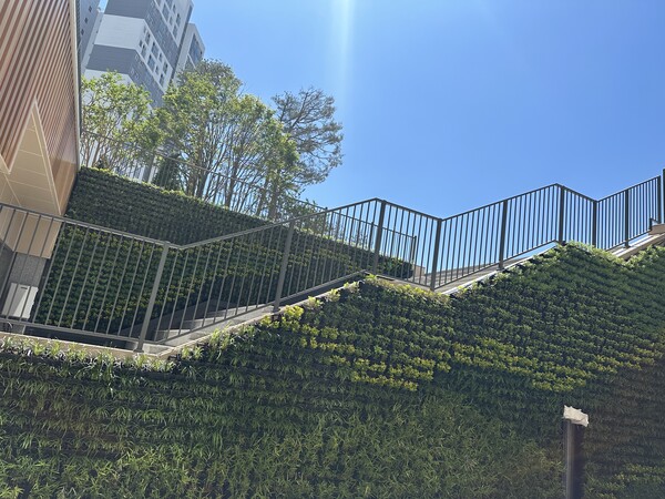 경기주택도시공사(GH)는 6월 말 입주예정인 동탄2 신동포레 경기행복주택 주거단지에 조달청 혁신제품을 활용한 수직정원 벽면녹화를 조성하기로 했다./ GH 제공