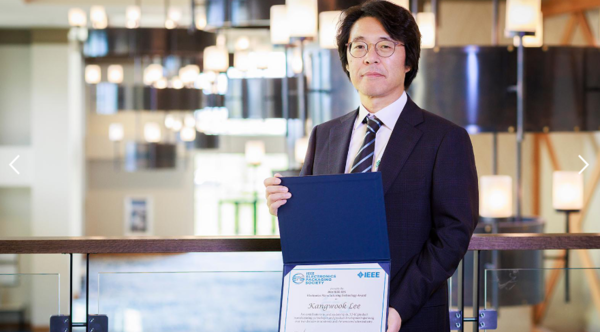 SK하이닉스 이강욱 부사장(PKG개발 담당)이 ‘전기전자공학자협회(IEEE) 전자패키징학회(EPS) 어워드 2024’에서 한국인 최초로 ‘전자제조기술상’을 수상했다./ SK하이닉스 제공